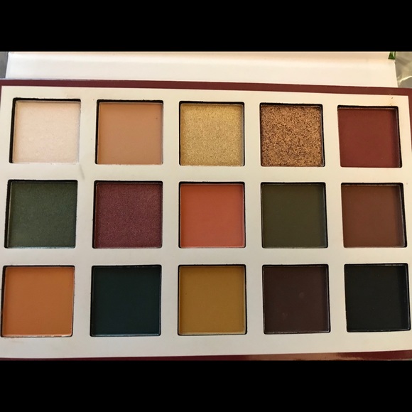 - Eye shadow - Picture 1 of 3